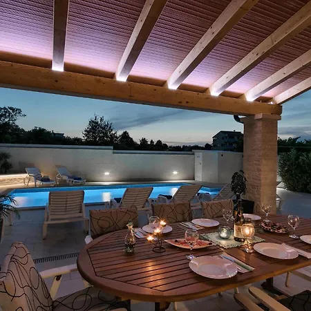 Cozy In With Outdoor Swimming Pool Štinjan