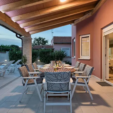 Cozy In With Outdoor Swimming Pool Casa vacanze *