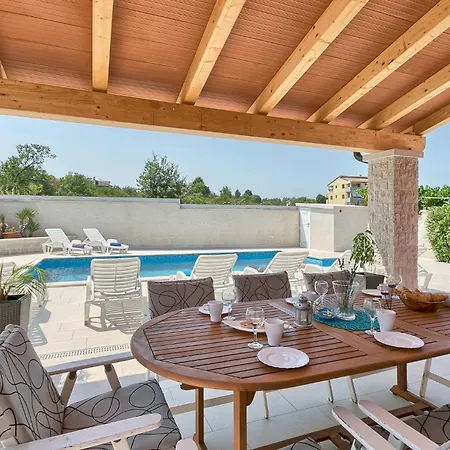 Cozy In With Outdoor Swimming Pool * Štinjan