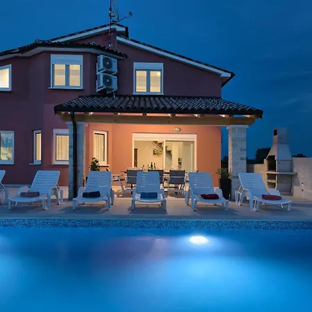 Casa vacanze Cozy In With Outdoor Swimming Pool
